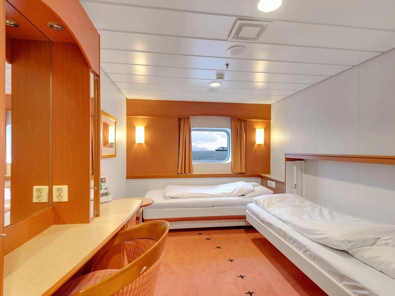 Polar Outside | Twin on lower deck with window